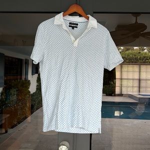 Banana Republic Men's Patterned Polo Shirt in White and Blue Size Medium
